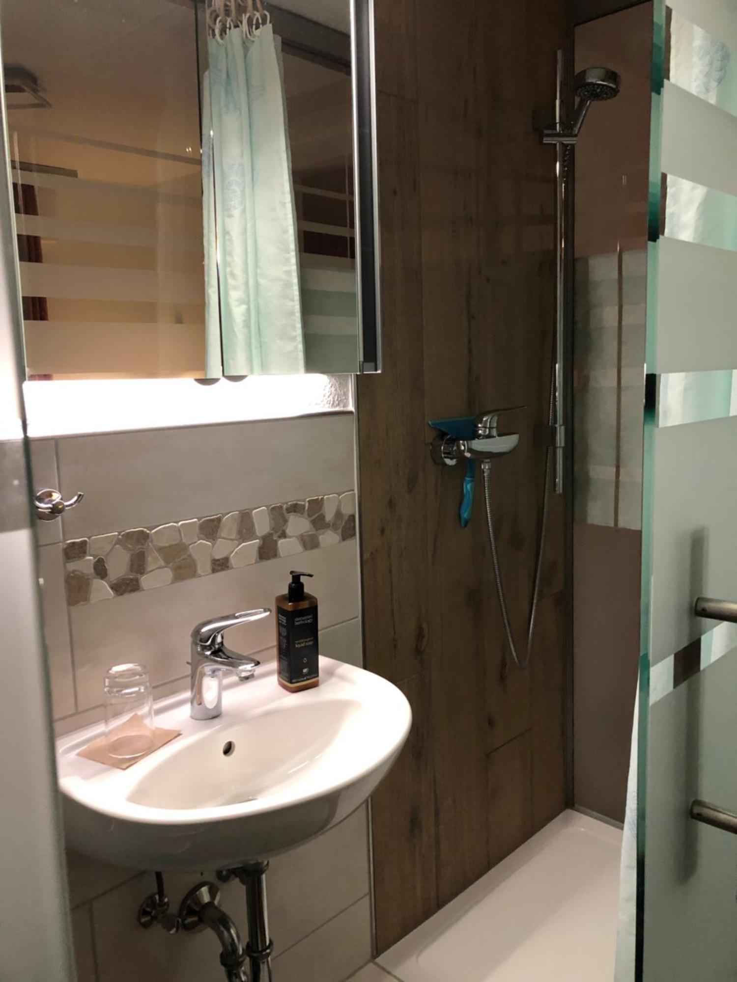 Aussichtszimmer Mit Modernem Glasbad Und Balkon Koblenz  Exterior photo